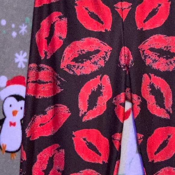 💋SEXY SILK/SATIN RED LIP KISS LEGGINGS💋 - Picture 3 of 4